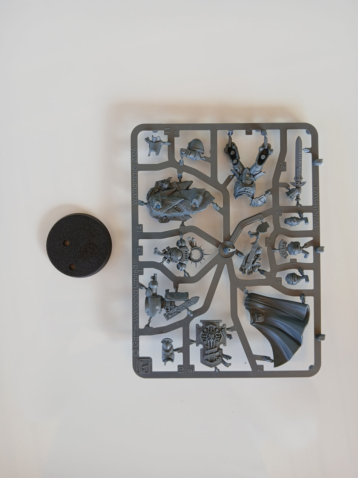 Warhammer 40000 Space Marines Starter Set Captain with Relic Shield NOS
